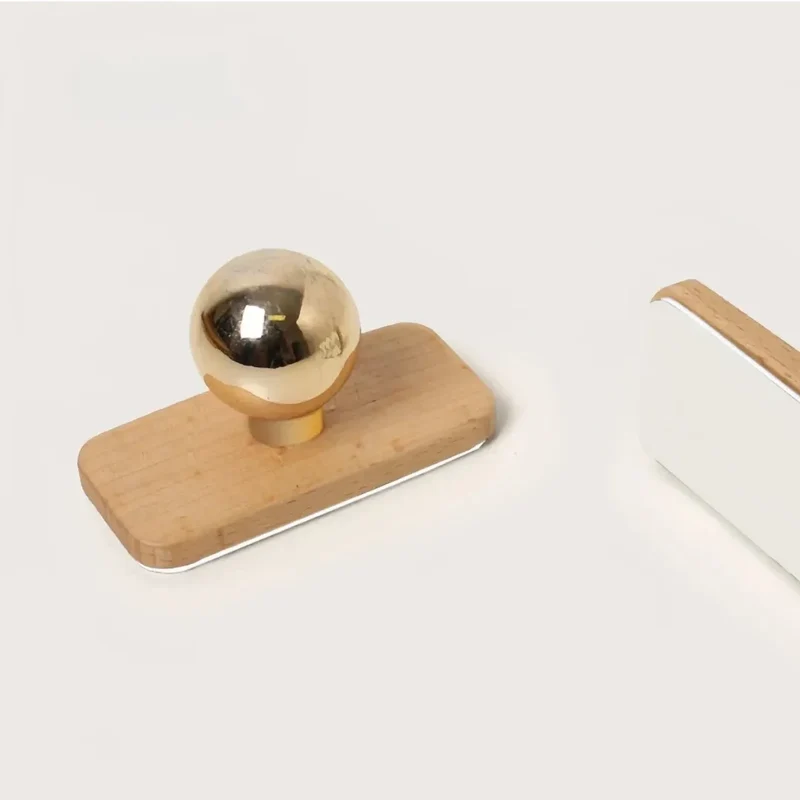 Kabellose Holz-Wandleuchte mit Akku & USB-Aufladung fürs Schlafzimmer