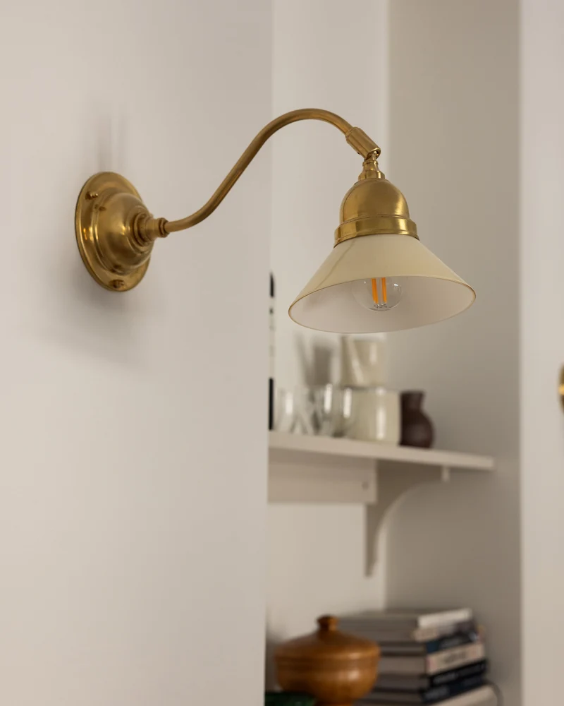 Vägglampa - Runeberg mässing, benvit skomakarskärm