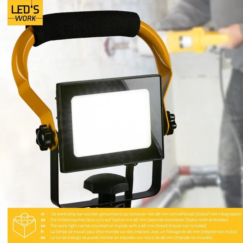 LED Arbeitsleuchte 20W 1800 Lumen 4000K neutralweiß IP65 Baustrahler tragbar mit Ständer | Bauleuchte Werkstattleuchte Handlampe Außenbeleuchtung Strahler robust spritzwassergeschützt - LED's Work