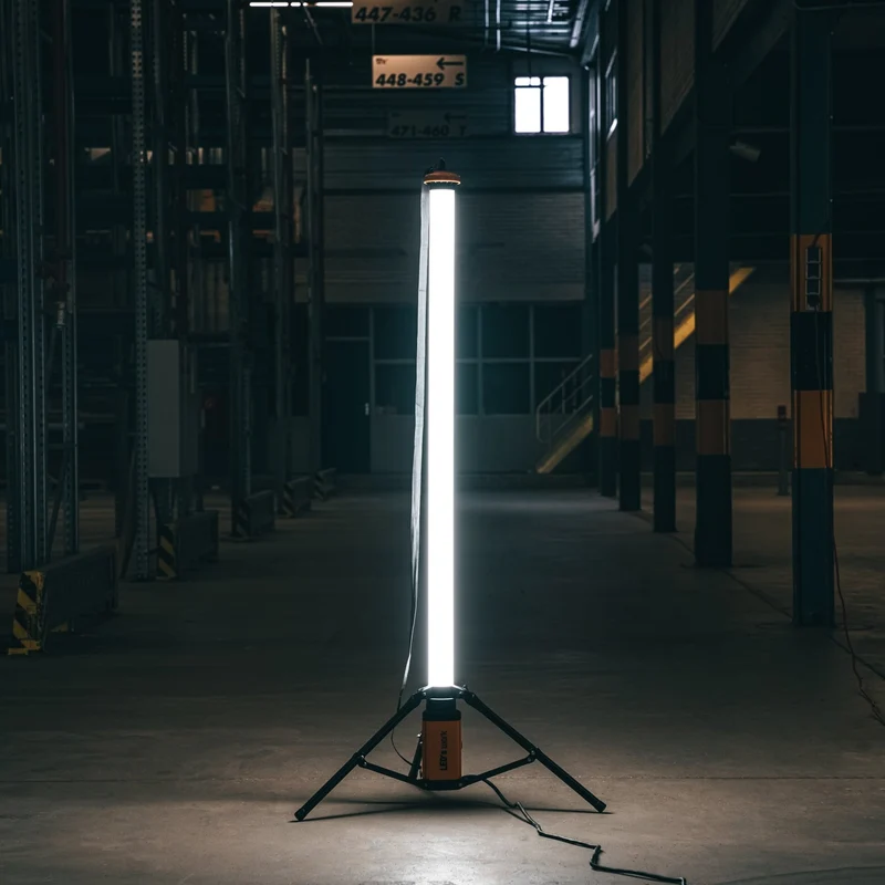 LED's Arbeitsstativ Bauleuchte 12000 - 360 Grad Rundumlicht - Extra Steckdosenanschluss - IP54 wasserdicht - 100W
