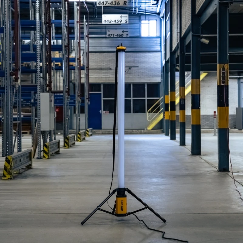 LED's Arbeitsstativ Bauleuchte 12000 - 360 Grad Rundumlicht - Extra Steckdosenanschluss - IP54 wasserdicht - 100W
