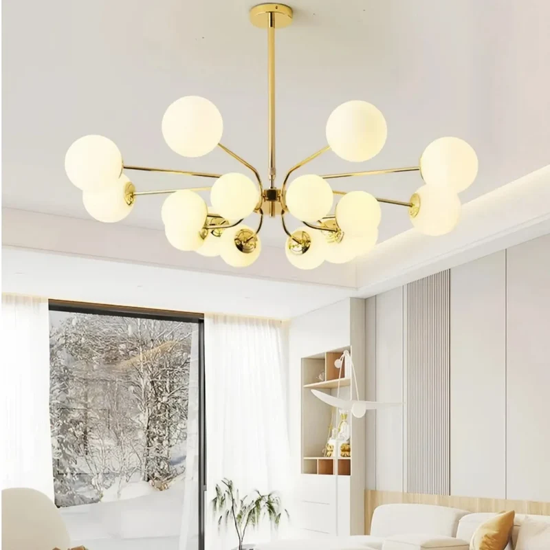 Moderner Kronleuchter im Opalglas Kugeldesign für Wohnzimmer