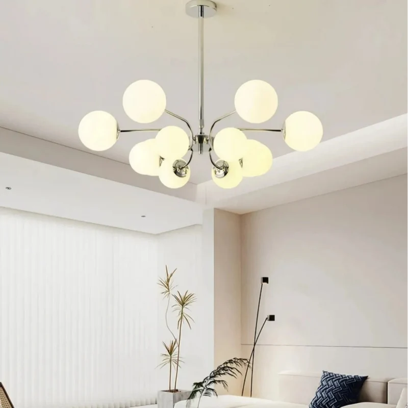 Moderner Kronleuchter im Opalglas Kugeldesign für Wohnzimmer