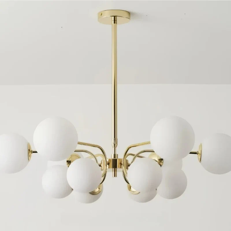 Moderner Kronleuchter im Opalglas Kugeldesign für Wohnzimmer