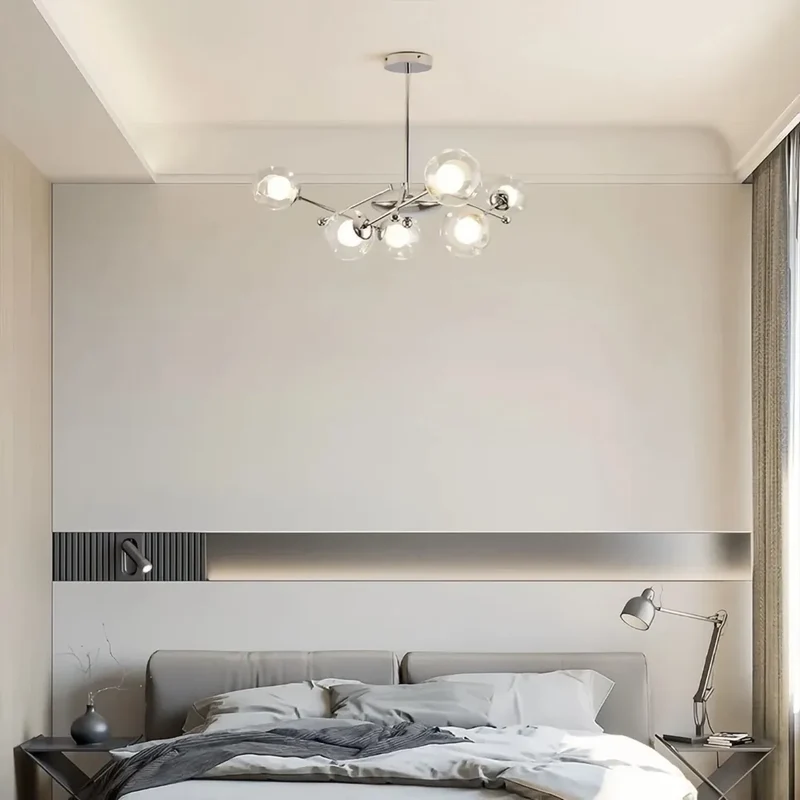 Moderner Kronleuchter in Silber mit Glaskugeln fürs Wohnzimmer