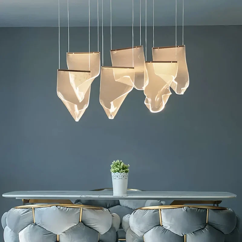 Moderner langer Kronleuchter in Gold fürs Wohnzimmer