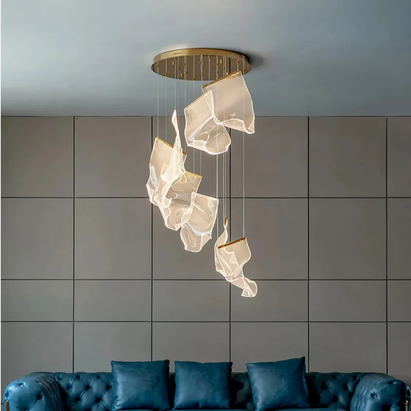 Moderner langer Kronleuchter in Gold fürs Wohnzimmer