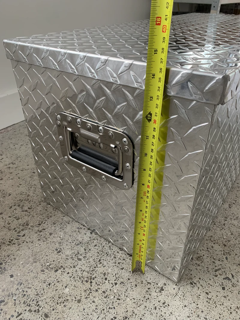 Große Anhänger-Aufbewahrungsbox aus Aluminium mit Riffelblech / 810 x 372 x 370 mm