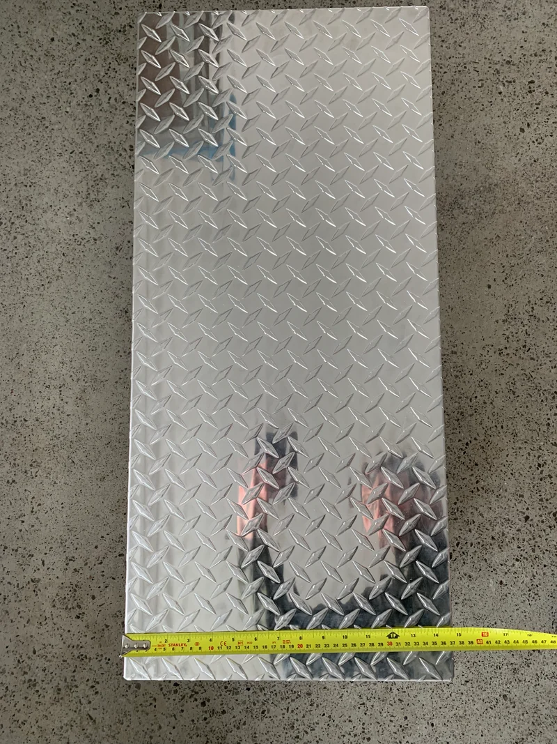 Große Anhänger-Aufbewahrungsbox aus Aluminium mit Riffelblech / 810 x 372 x 370 mm