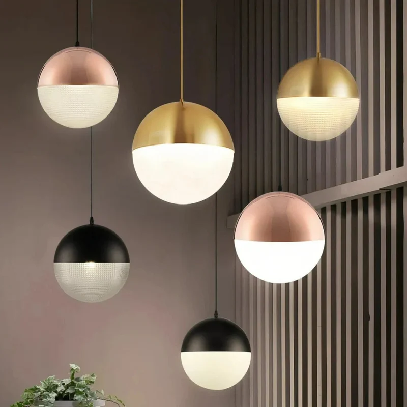 Moderne Glaskugel-Pendelleuchte für das Esszimmer