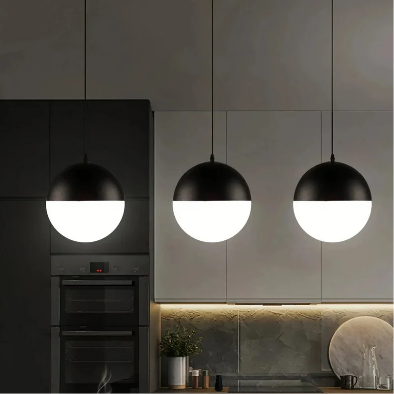 Moderne Glaskugel-Pendelleuchte für das Esszimmer