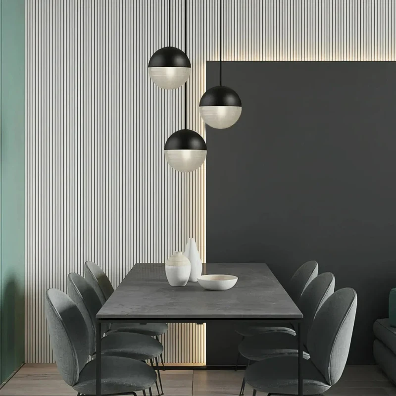 Moderne Glaskugel-Pendelleuchte für das Esszimmer