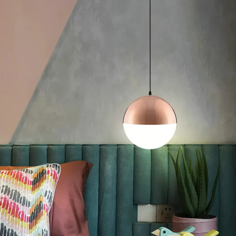 Moderne Glaskugel-Pendelleuchte für das Esszimmer