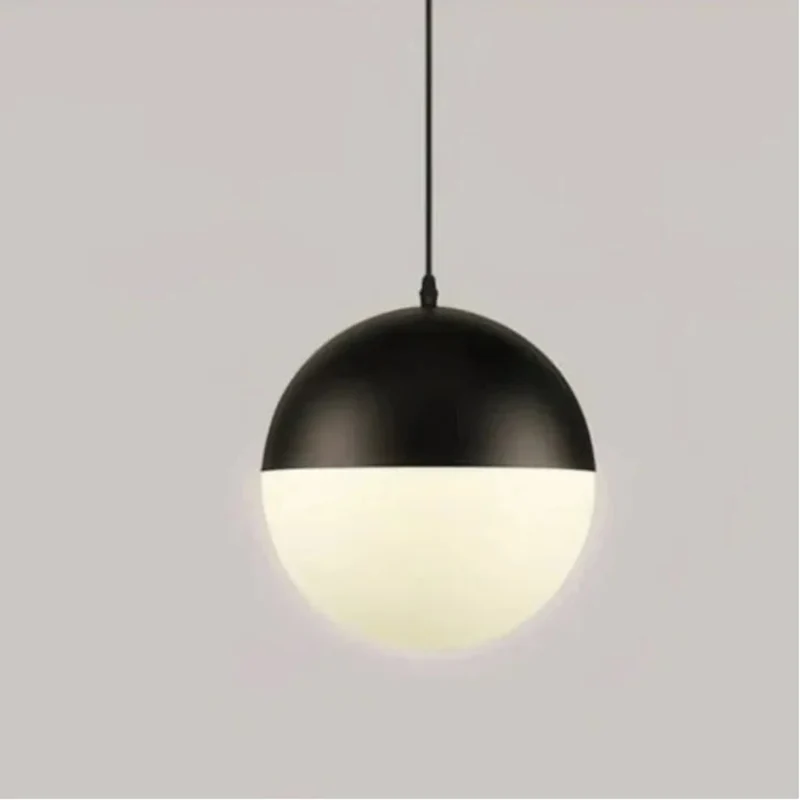 Moderne Glaskugel-Pendelleuchte für das Esszimmer