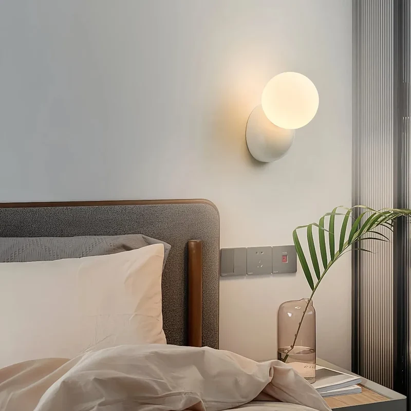 Moderne LED-Wandleuchte mit Opalglas-Kugel für Schlafzimmer