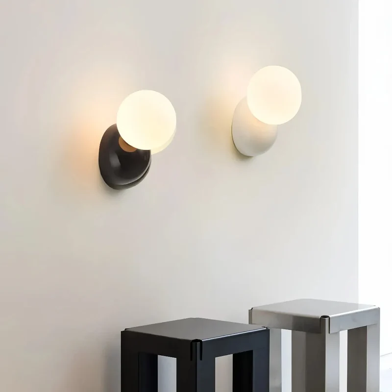 Moderne LED-Wandleuchte mit Opalglas-Kugel für Schlafzimmer