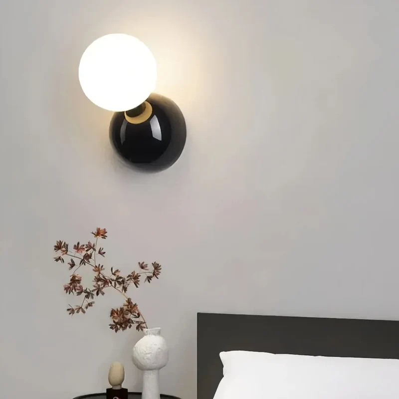Moderne LED-Wandleuchte mit Opalglas-Kugel für Schlafzimmer