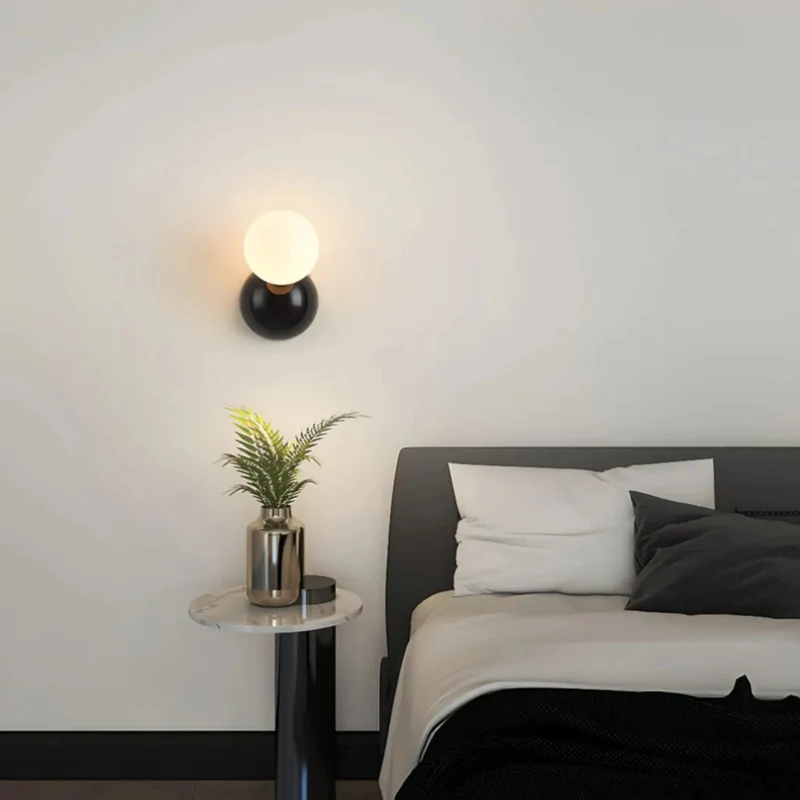 Moderne LED-Wandleuchte mit Opalglas-Kugel für Schlafzimmer