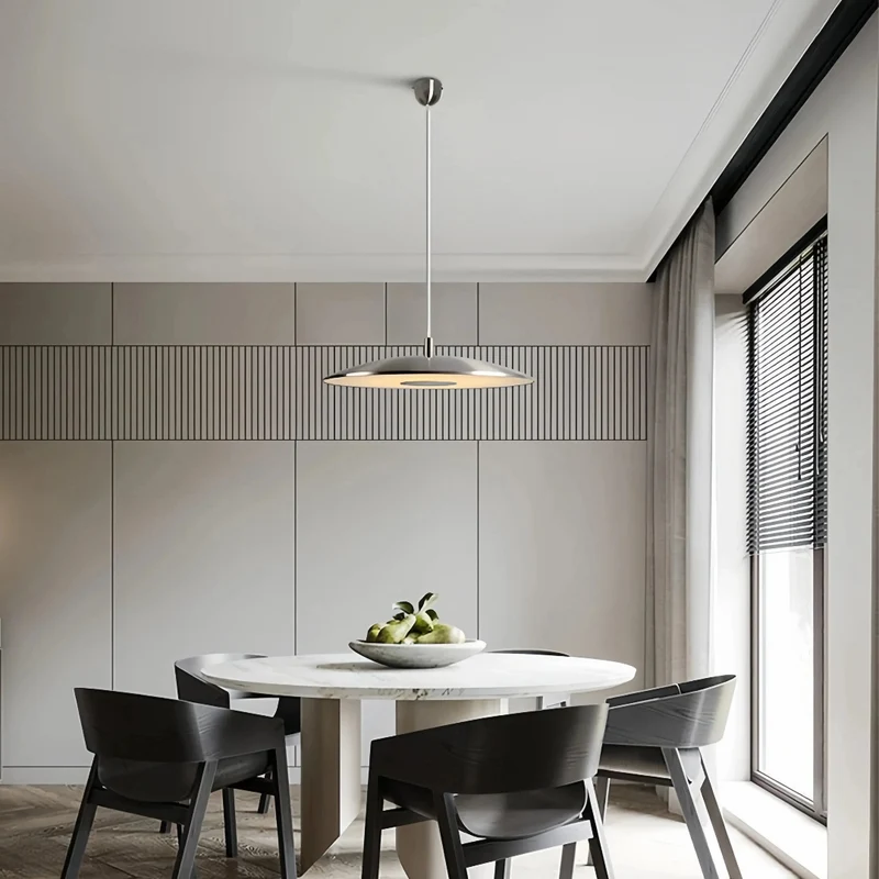 Moderne LED-Pendelleuchte im UFO-Design für das Esszimmer