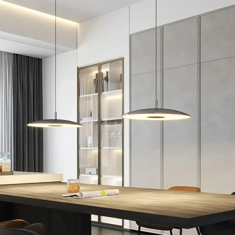 Moderne LED-Pendelleuchte im UFO-Design für das Esszimmer