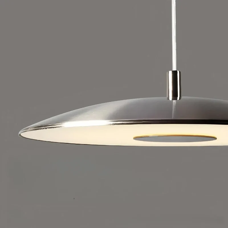 Moderne LED-Pendelleuchte im UFO-Design für das Esszimmer