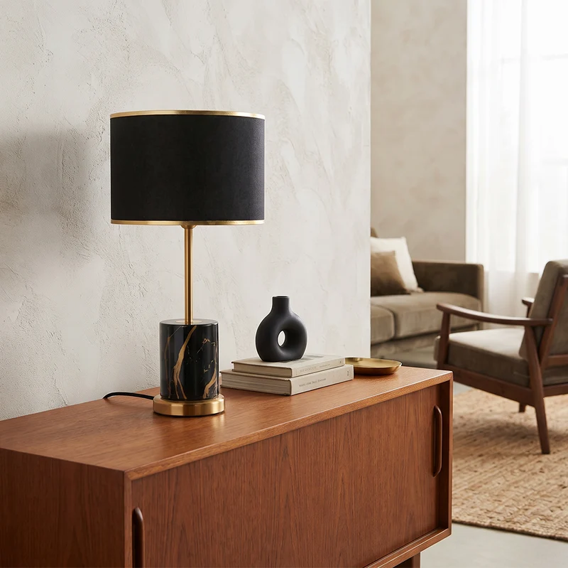 Nachtlampe aus feinem Stoff mit zeitloser goldener Basis – Yliane