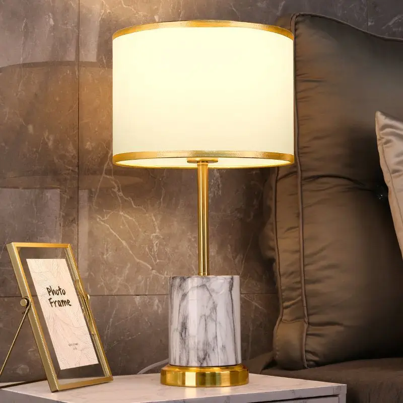 Nachtlampe aus feinem Stoff mit zeitloser goldener Basis – Yliane