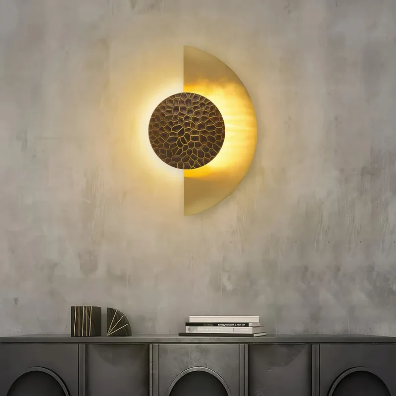 Moderne LED Wandleuchte aus Metall in Gold mit indirektem Licht