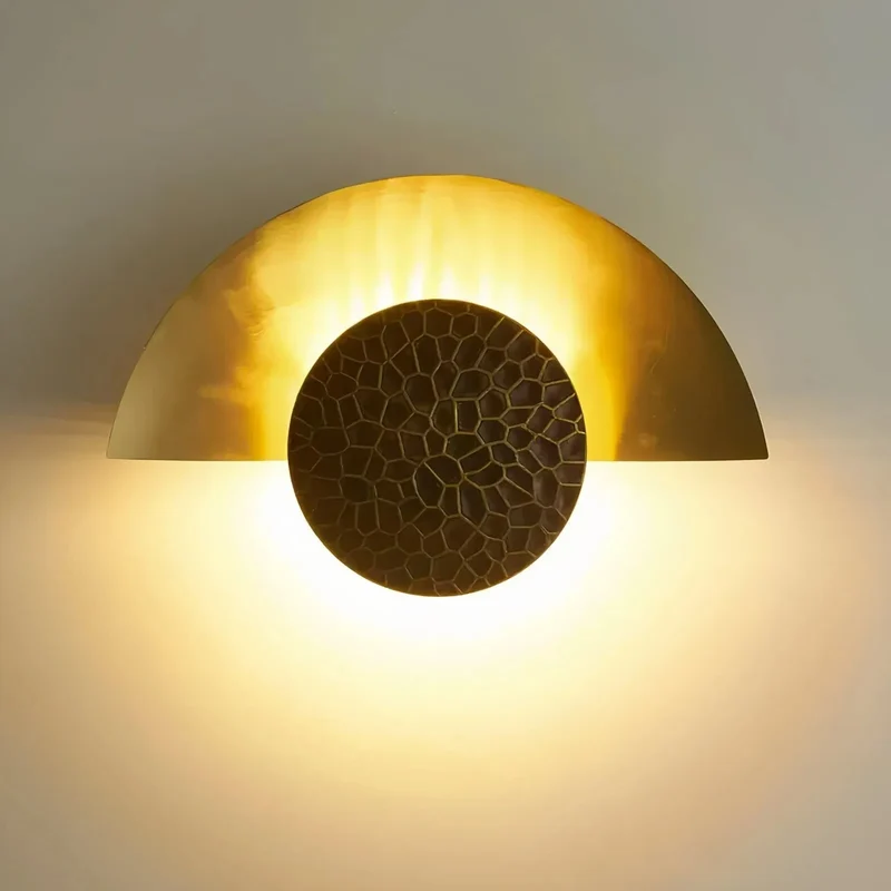 Moderne LED Wandleuchte aus Metall in Gold mit indirektem Licht