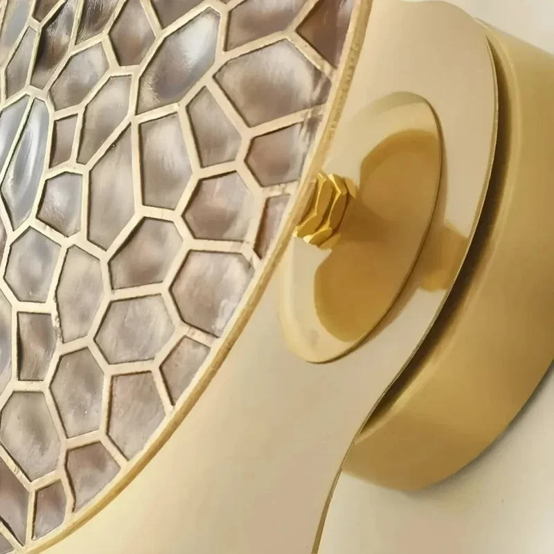 Moderne LED Wandleuchte aus Metall in Gold mit indirektem Licht