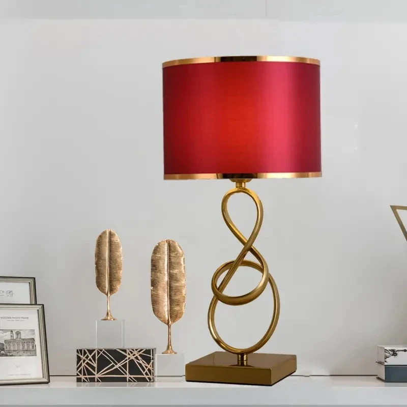 Goldene Nachttischlampe mit dimmbarer Helligkeit, moderner Stil – Éthéris