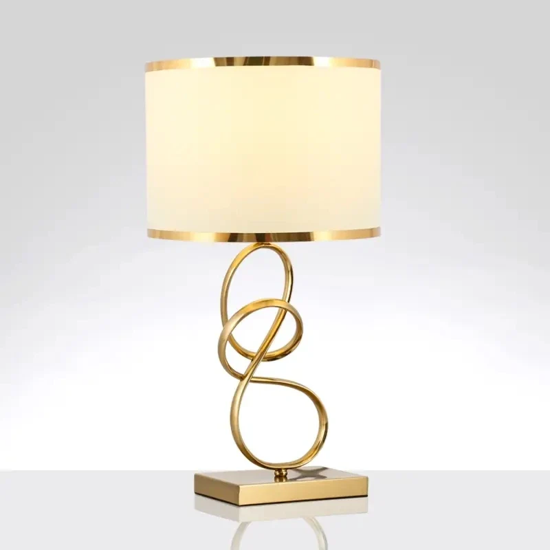 Goldene Nachttischlampe mit dimmbarer Helligkeit, moderner Stil – Éthéris
