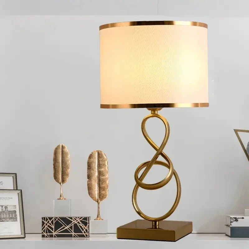 Goldene Nachttischlampe mit dimmbarer Helligkeit, moderner Stil – Éthéris