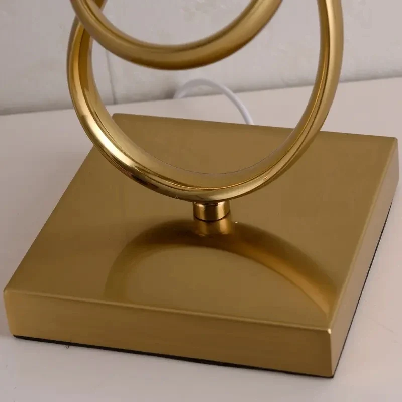 Goldene Nachttischlampe mit dimmbarer Helligkeit, moderner Stil – Éthéris