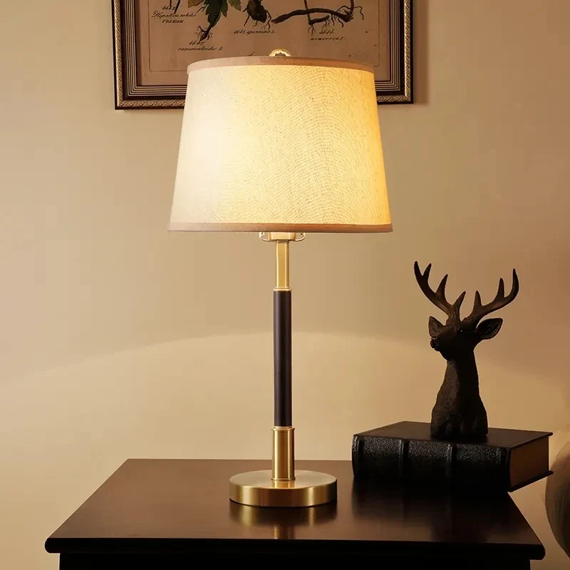 Hochwertige Nachttischlampe mit Dimmer und goldenen Akzenten – Althéa
