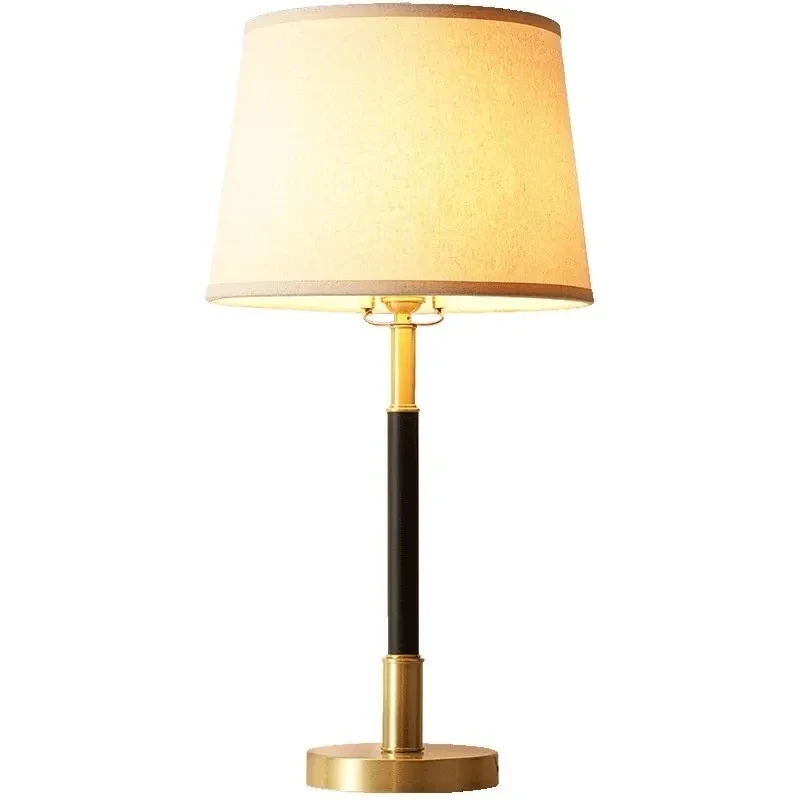 Hochwertige Nachttischlampe mit Dimmer und goldenen Akzenten – Althéa