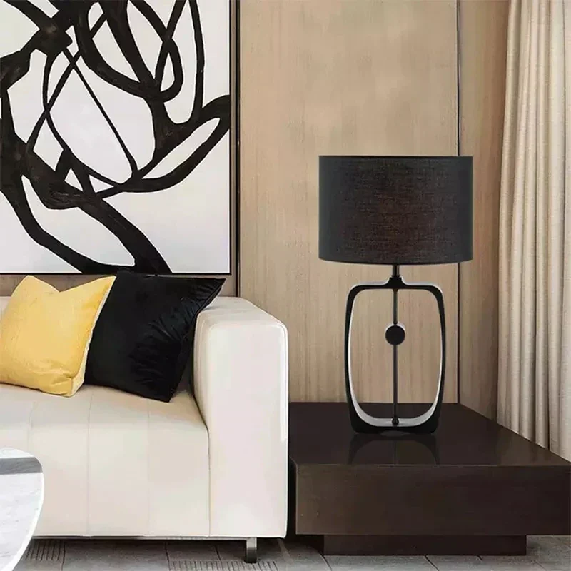 Dekorative Schwarzmetall-Lampe mit schlichtem, modernem Design – Milan Lux