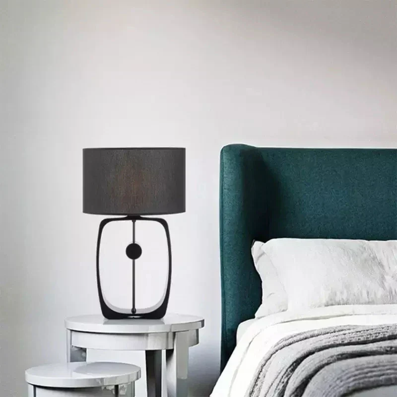 Dekorative Schwarzmetall-Lampe mit schlichtem, modernem Design – Milan Lux