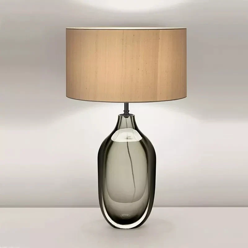 Skulpturale Prestige-Nachttischlampe mit elegantem Ambiente – Parisian Glow