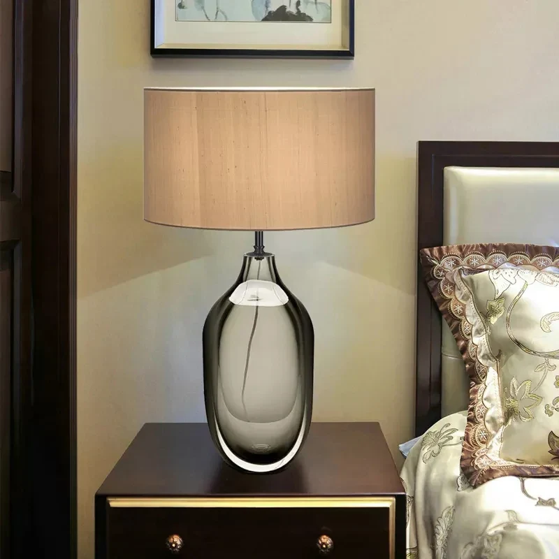 Skulpturale Prestige-Nachttischlampe mit elegantem Ambiente – Parisian Glow