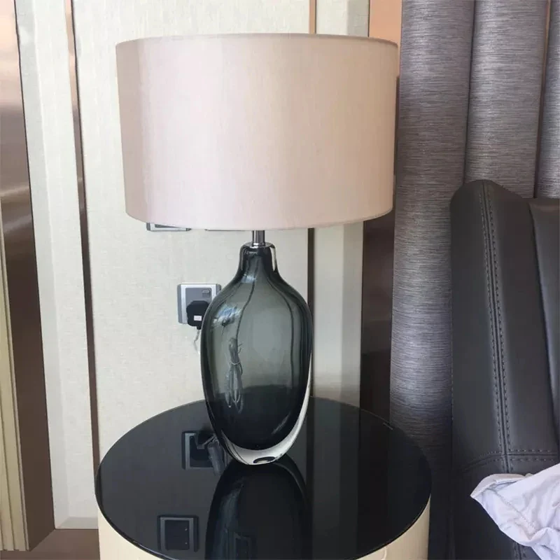 Skulpturale Prestige-Nachttischlampe mit elegantem Ambiente – Parisian Glow