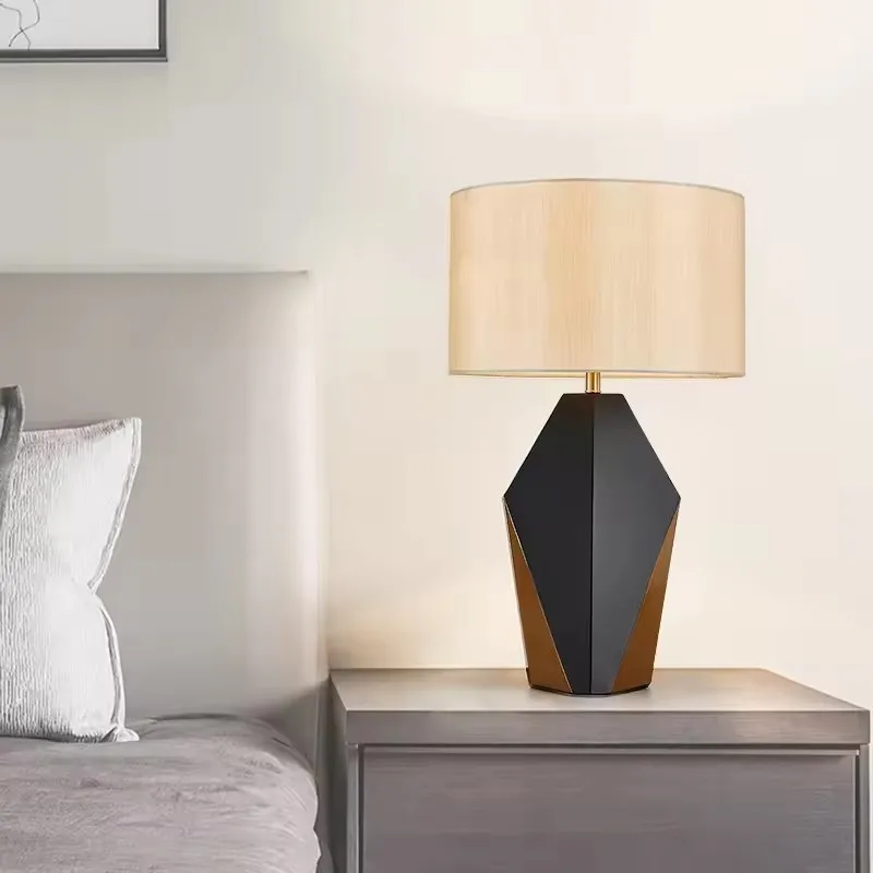 Tragbare Dekorative Lampe mit Prismatischem Sockel und Einstellbarem Licht – Flaresca