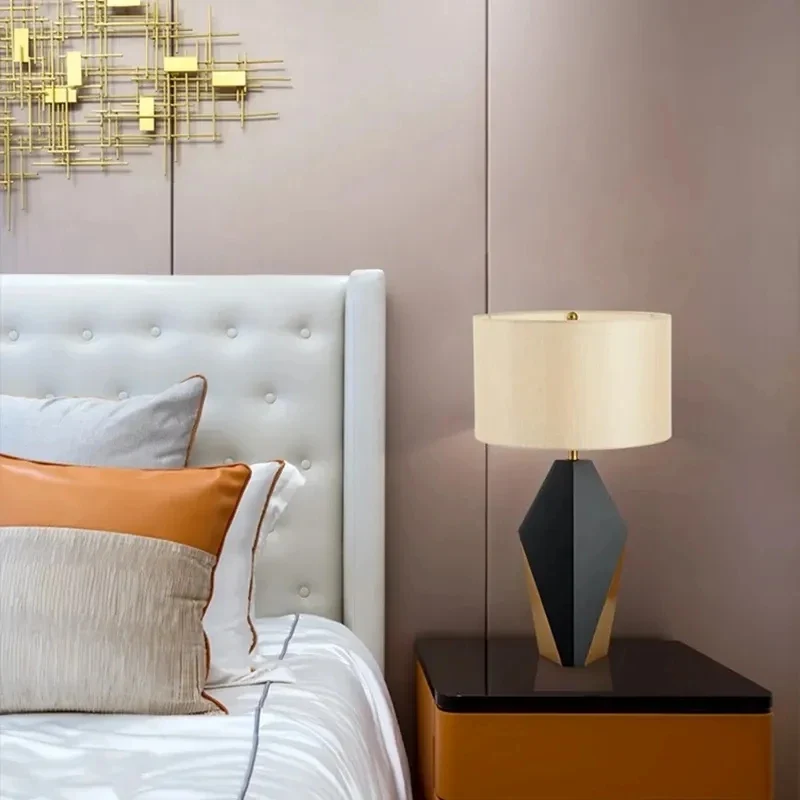 Tragbare Dekorative Lampe mit Prismatischem Sockel und Einstellbarem Licht – Flaresca
