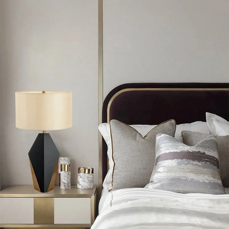 Tragbare Dekorative Lampe mit Prismatischem Sockel und Einstellbarem Licht – Flaresca