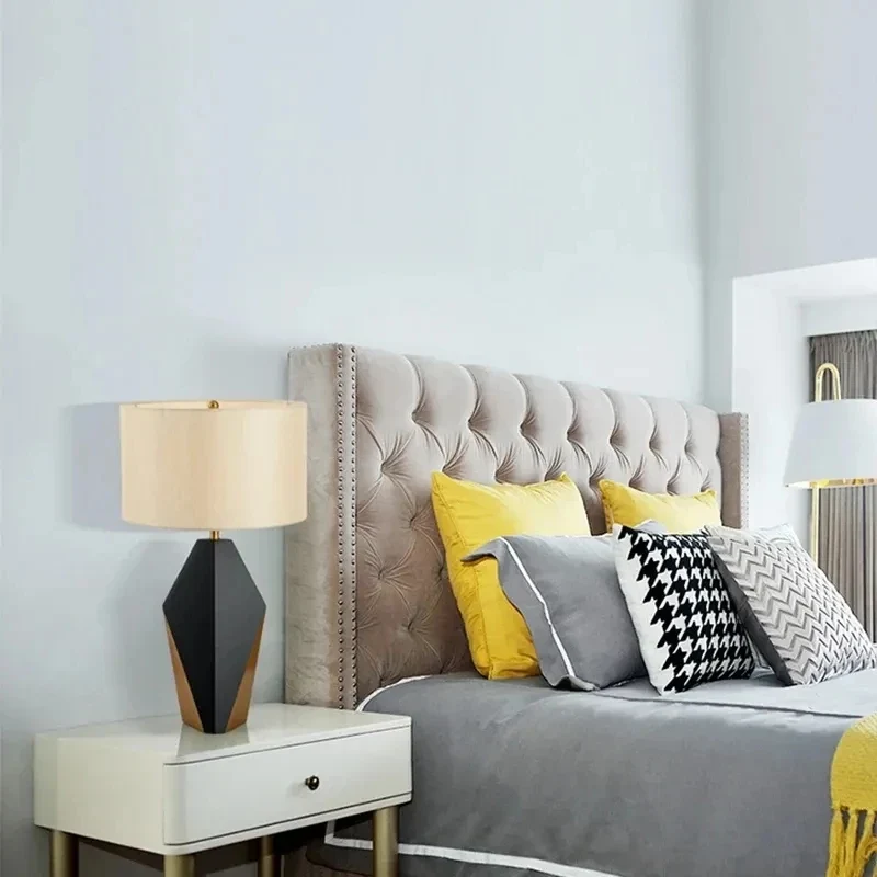 Tragbare Dekorative Lampe mit Prismatischem Sockel und Einstellbarem Licht – Flaresca