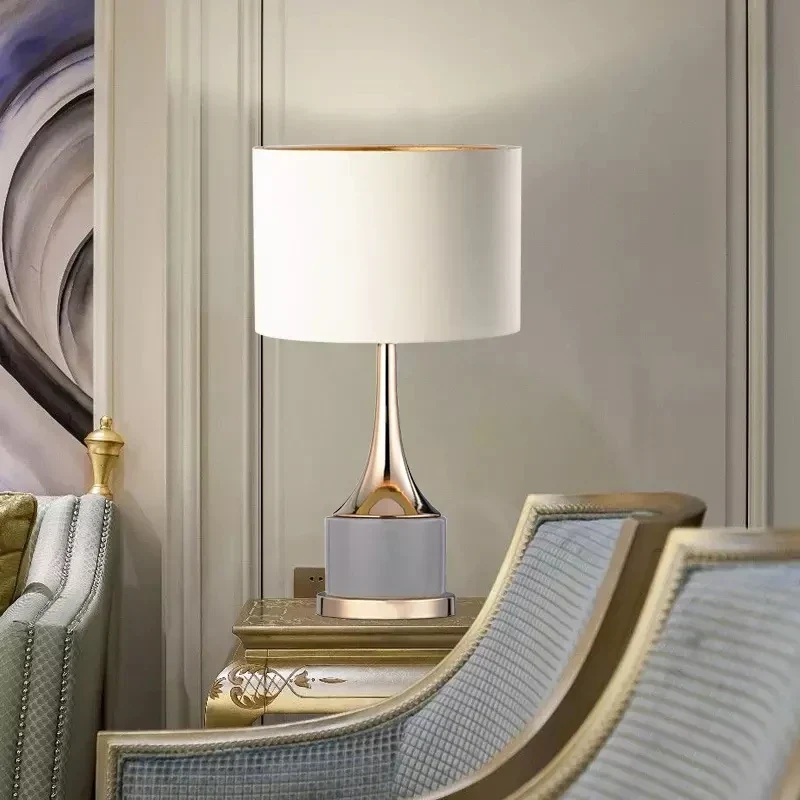 Schlichte, elegante und vielseitige Nachttischlampe – Vénusia