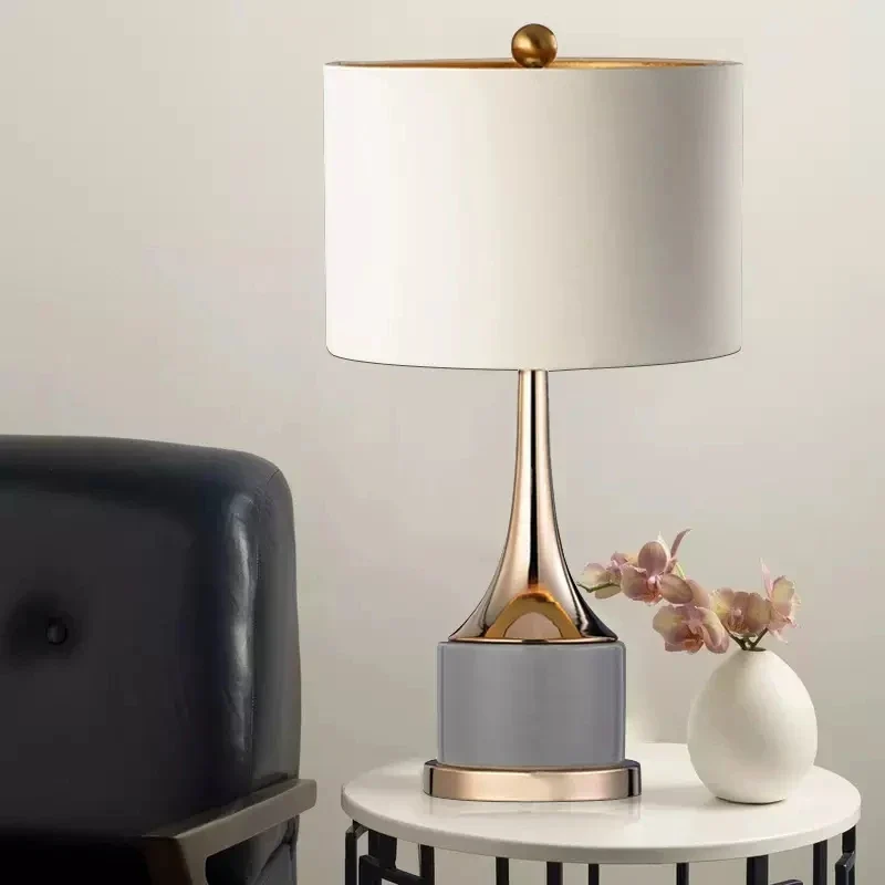 Schlichte, elegante und vielseitige Nachttischlampe – Vénusia