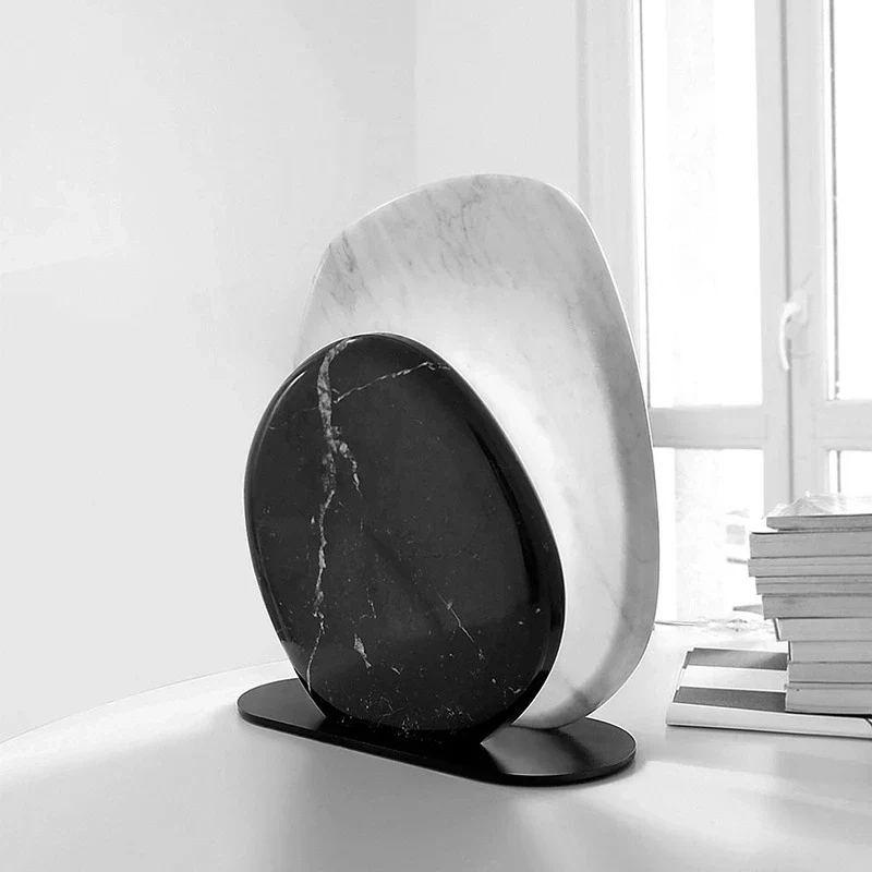 Minimalistische Nachttischlampe für den täglichen Gebrauch – Ombre et Clarté