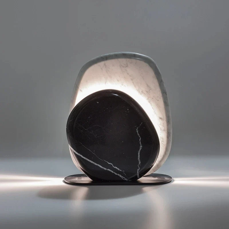 Minimalistische Nachttischlampe für den täglichen Gebrauch – Ombre et Clarté