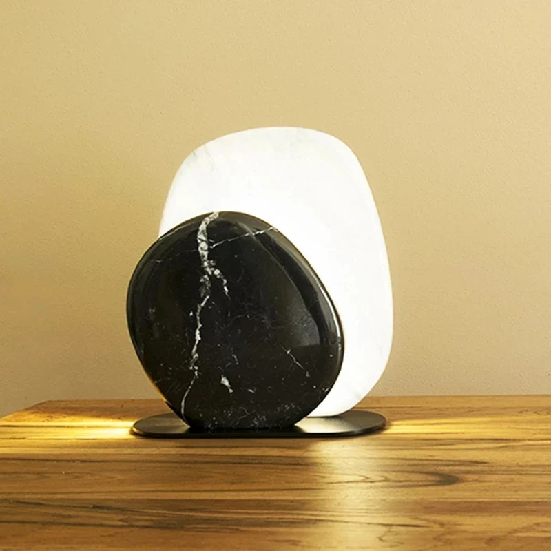Minimalistische Nachttischlampe für den täglichen Gebrauch – Ombre et Clarté